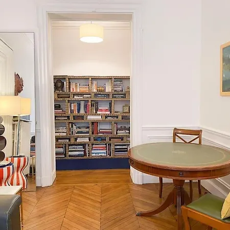 Artist At Tour Eiffel Apartment Paris