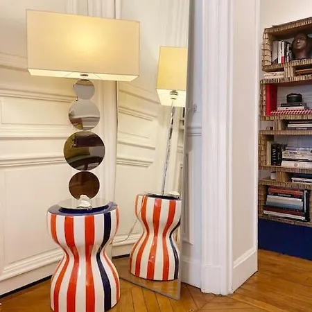Artist At Tour Eiffel Apartment Paris
